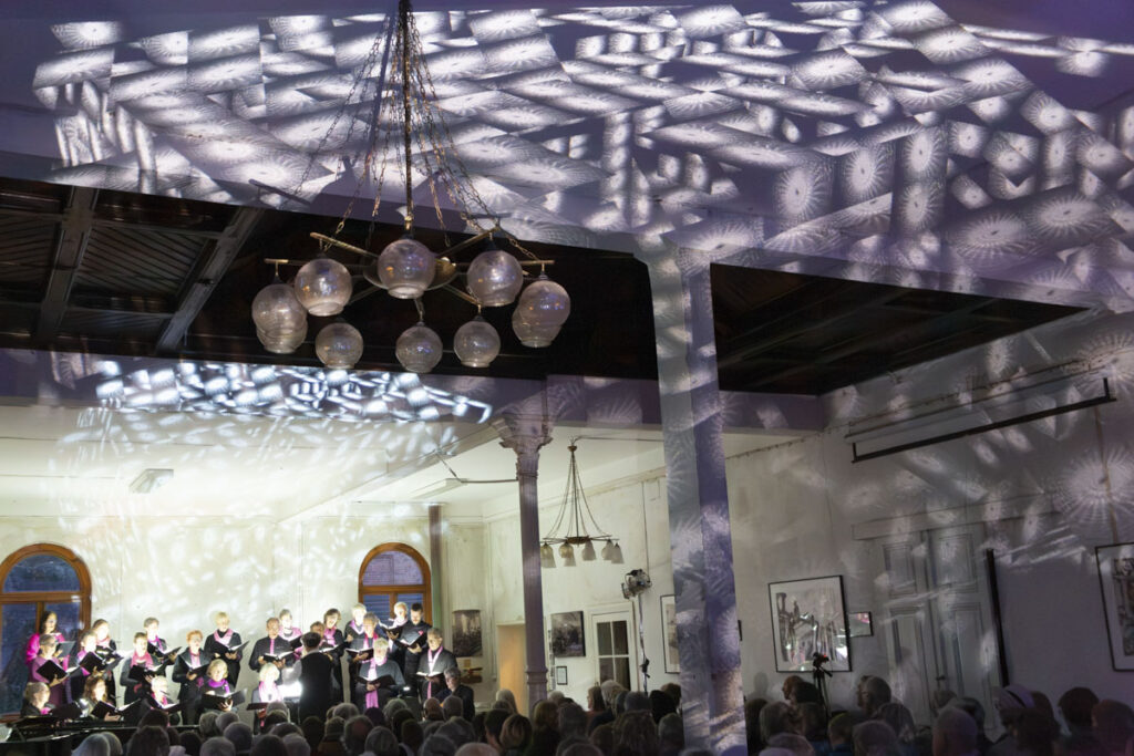LRC-Export-137 The Sacred Veil, Aufführung mit der Lichtinstallation von Harm Bremer