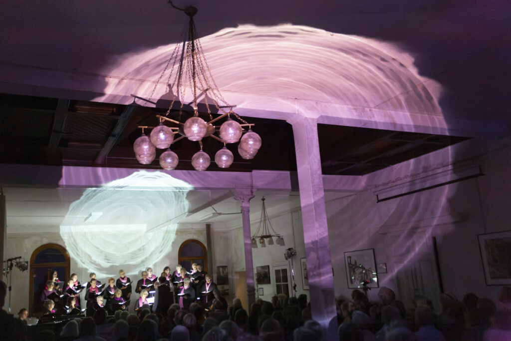 LRC-Export-143 The Sacred Veil, Aufführung mit der Lichtinstallation von Harm Bremer