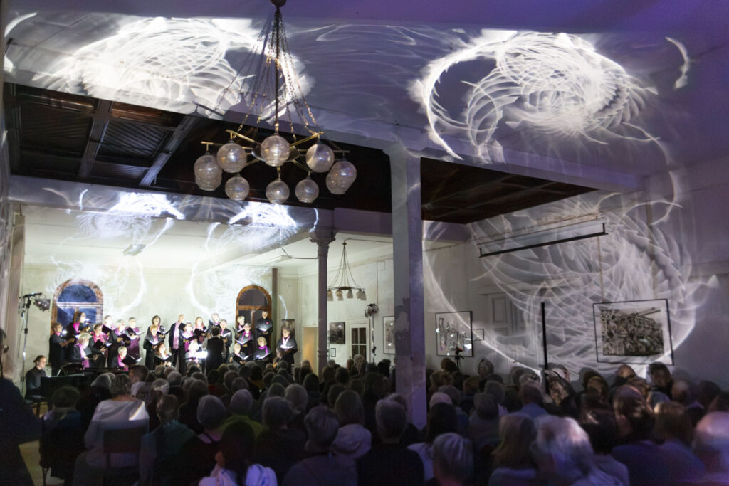 LRC-Export-156 The Sacred Veil, Aufführung mit der Lichtinstallation von Harm Bremer