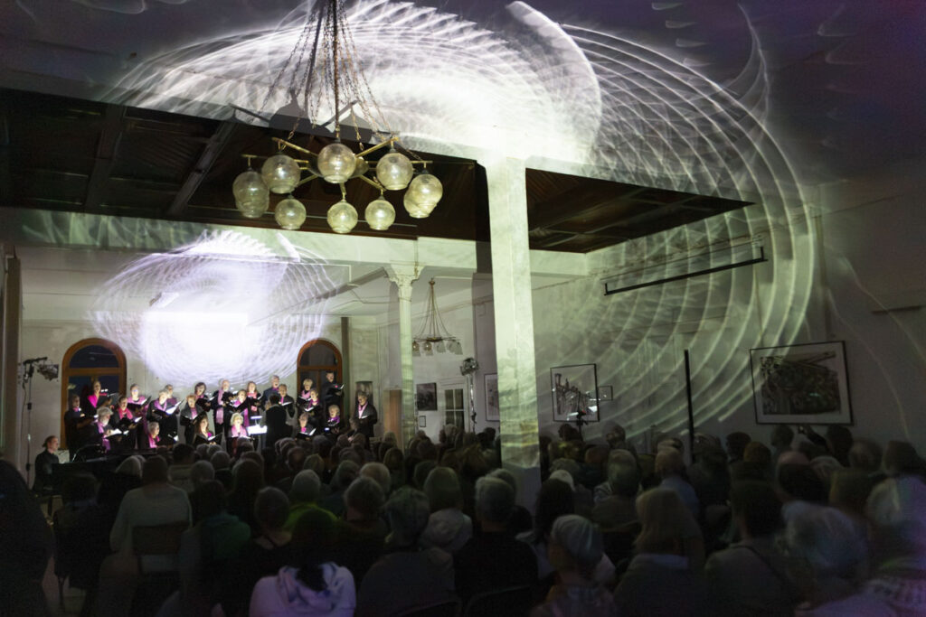 LRC-Export-160 The Sacred Veil, Aufführung mit der Lichtinstallation von Harm Bremer